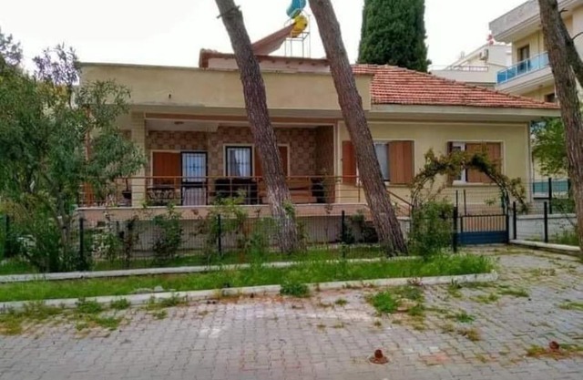 ÇAM AĞAÇLARININ İÇİNDE DENİZ MANZARALI VİLLA