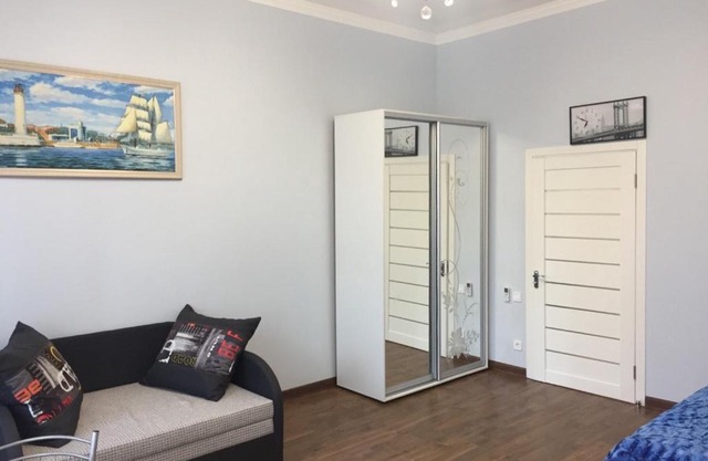 Хозяйка сдаю по суточно белая