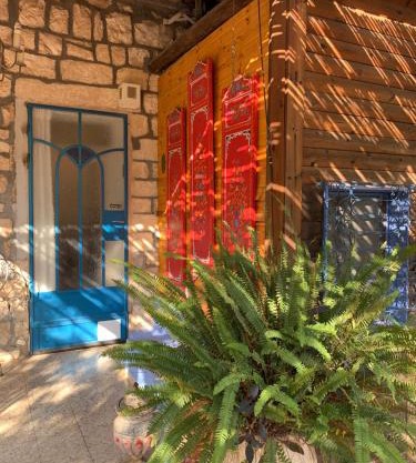 בית האבן העתיק מ-1885 עם מגונית פרטית בחצר