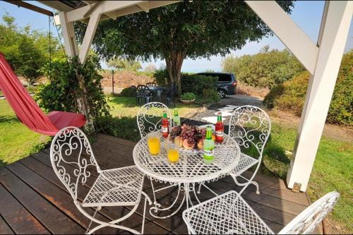 נופים בלבן - בריכה פרטית לכל בקתה