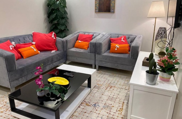 صالة وغرفتين نوم دخـول ذاتي