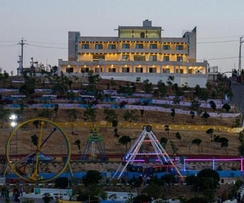 فندق ومنتجع رويال مون السياحي Royal Moon Hotel