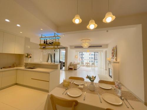 笑涡SmileNest Downtown Luxury Suite for 2-10 Guests, Zhangjiajie Attraction Ticket Service, Ideal for Couples, Families & Groups