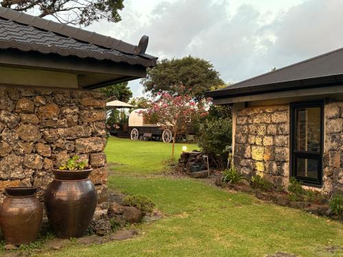 임진고택, 마차글램핑 Imjingotaek Hanok Stay Jeju Traditional House LP Cozy House, Wagon stay