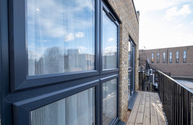 02 - Luxury 2 Bed Apt. Free Parking, West Drayton