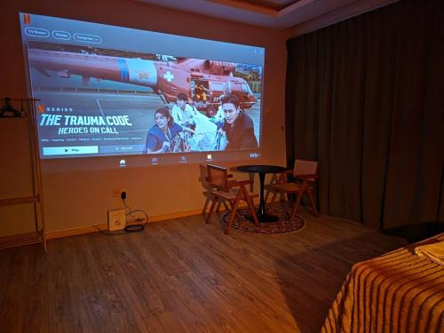 028 Projector Palazio Vintage House Netflix Wifi