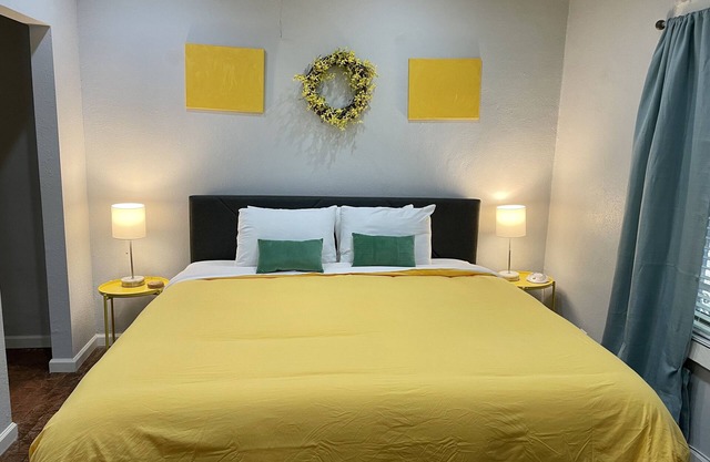 #1: 2bd/2ba, Walk to Old Town, AC/laundry/King bed