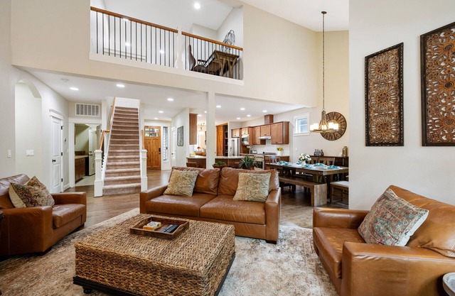 1.2M New Luxury Home, Hot Tub, 4 King Beds, 2 in-Suites, Fast Wifi