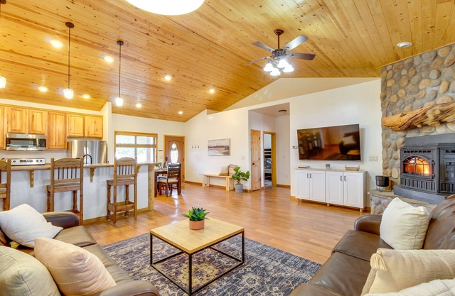 1-Acre Fenced Yard: Pet-Friendly Show Low Cabin!