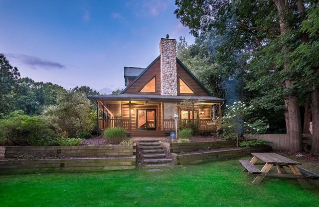 1 Bdr Cabin w/fireplace & Jacuzzi close to wineries, breweries, Lake Mi and more