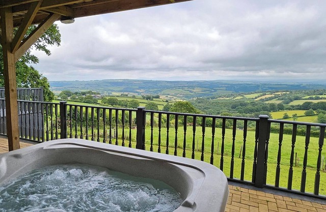 1 Bed Cabin-Sleeps 2, Hot Tub, Garden, Views, Pets