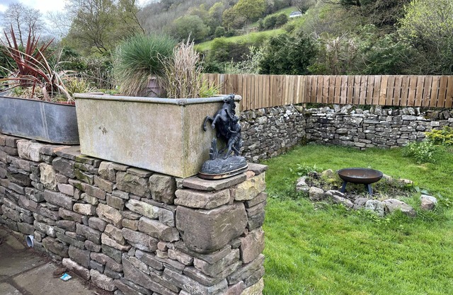 1 Bed Converted Railway Wagon Near Crickhowell