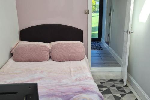 1 Bed Sleeps 2-Parking-Garden-2 min train station