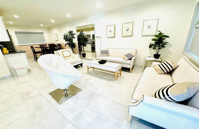 1-bedroom apartment in Vibrant Las Vegas WiFi LVCC SemaShow-1mile away F1