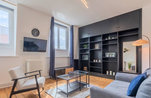 1 bedroom apartment near shops & metro