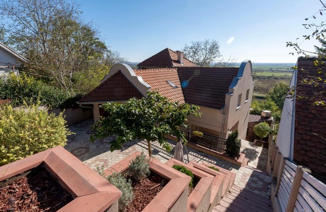 1-bedroom apartment near airport