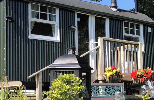 1 Bedroom Cabin Sleeps 2, Private Garden, WiFi