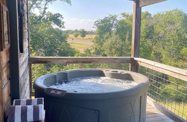 1-bedroom cabin minutes from Main Street Fredericksburg