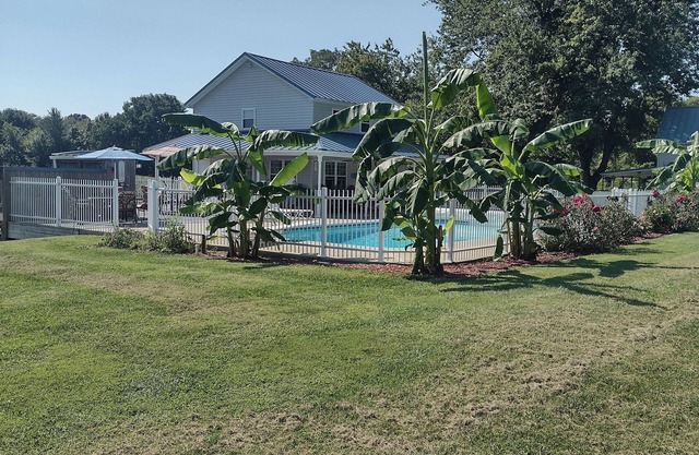 1-bedroom poolhouse w/private heated pool, within 10 miles to 11 distilleries.