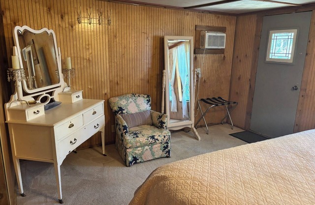 1 Bedroom Vacation Cottage in San Marcos/Wimberley, TX