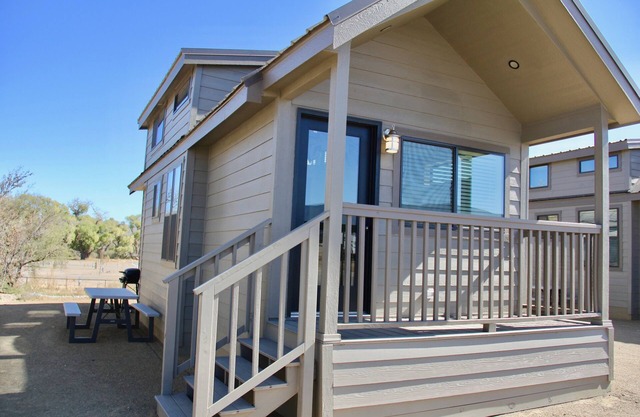 1 Bedroom w/Loft Cabin Sleeps 6, Top Notch Amenities, 30 min. to Sedona no Pet