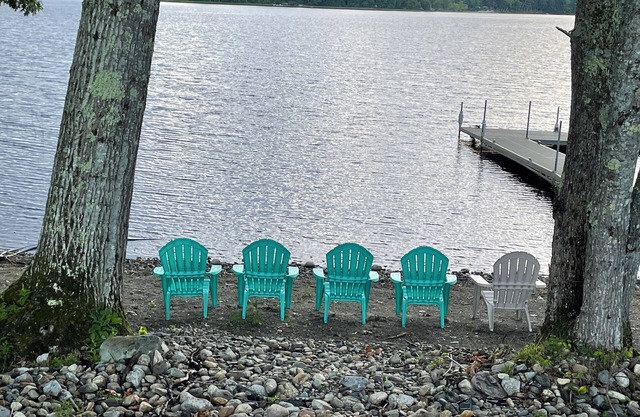 1-bedroom with loft cottage on beautiful Sennebec Pond with WiFi and heat pump.