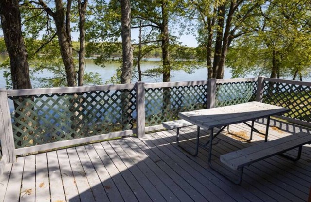 1 BR 1 Bath Lakeside Cottage