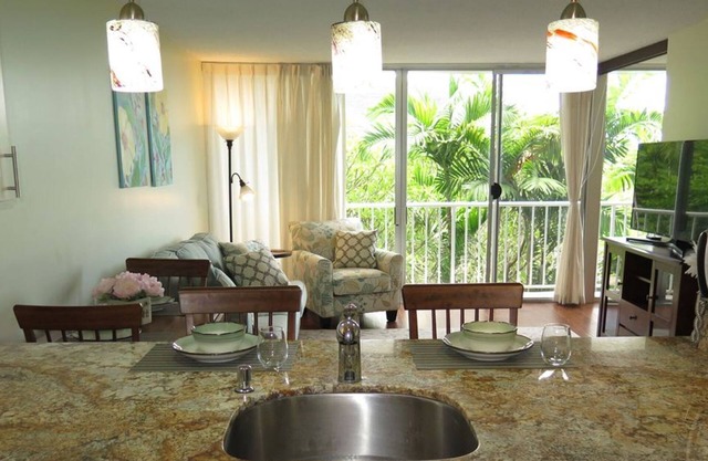 1 BR + Den ~ Ocean View ~ Pool, Internet, Cable