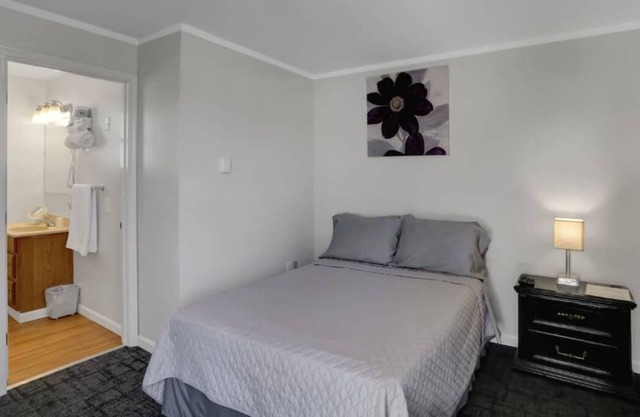 1 Dbl Bed at Halifax Inn - Pet Friendly