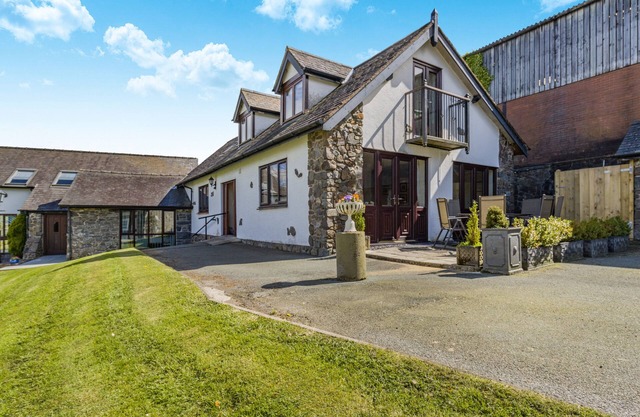 1 Derw Cottages - Four Bedroom House, Sleeps 8