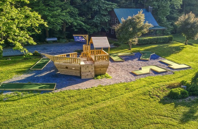 #1 KID'S CABIN! JUST RENOVATED| CREEK| MINI GOLF⛳️PIRATE PLAY SHIP🏴‍☠️ HOT TUB