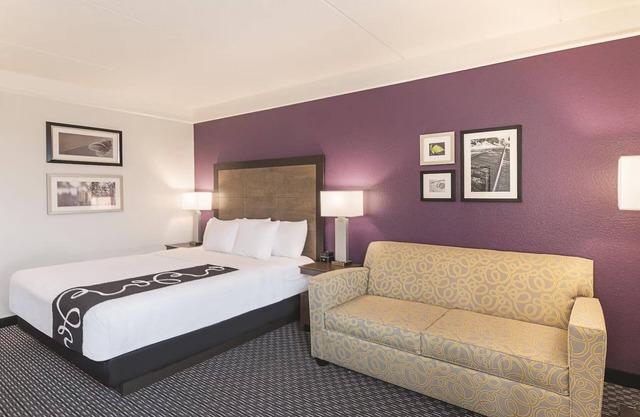 1 King Bed, Deluxe Room, La Quinta Inn, Pet-Friendly Comfort Near AT&T Stadium
