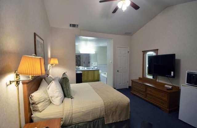 1 King Bed Suite Room