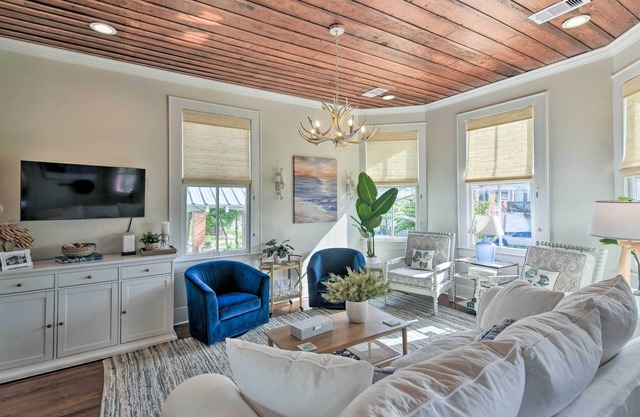 1 Mi to Beach: Coastal Cottage in Galveston