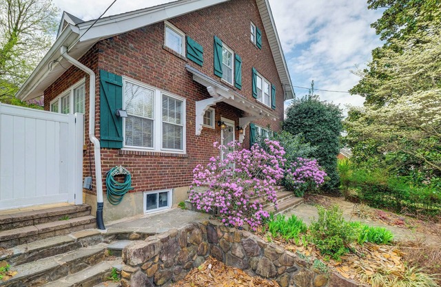 1 Mi to Dtwn Roanoke: Home w/Yard & Mtn View!
