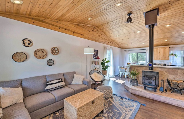 1 Mi to Hiking: Chic Show Low Escape w/Fire Pit!