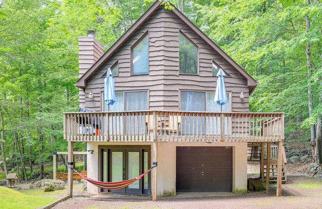< 1 Mi to Lake Wallenpaupack: Poconos Cabin Rental