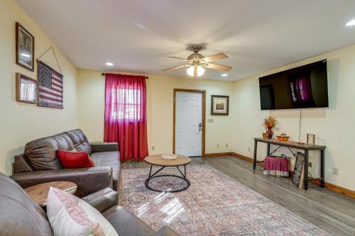 1 Mi to Main St! Family Farmhouse in West Unity
