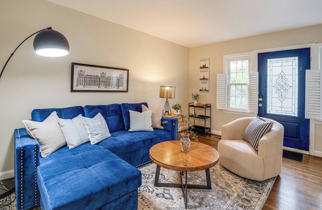 1 Mi to Old Town Alexandria: Townhome w/Patio