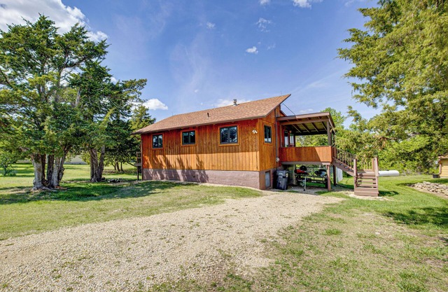 < 1 Mi to Tuttle Creek Lake: Cabin w/2 Kayaks!