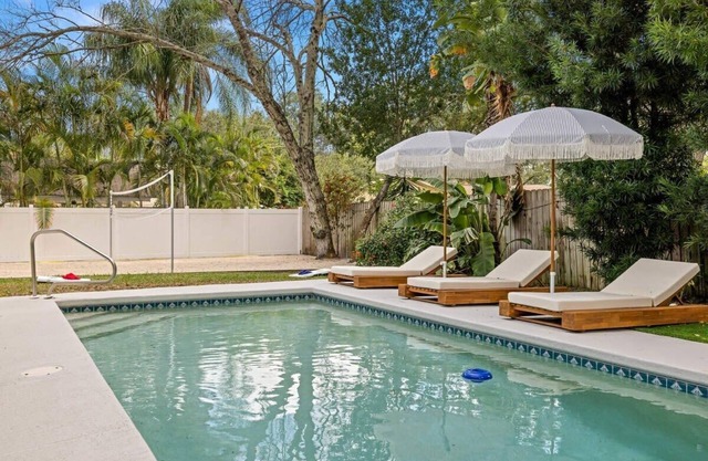 1 Mile to Beach~ Private Pool Oasis!~Volleyball