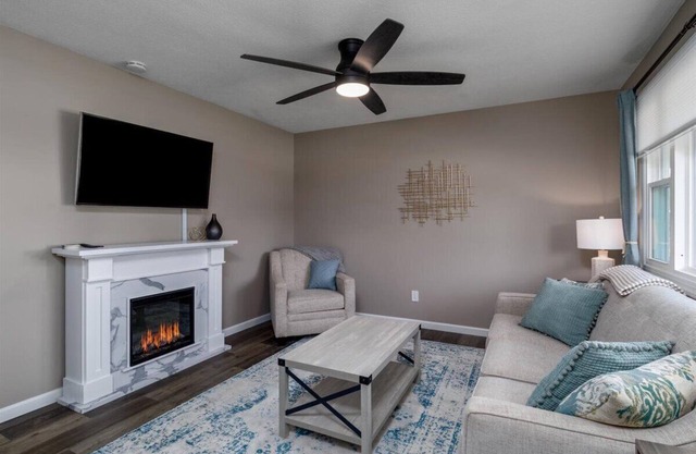 1 Mile to Lake, CLEAN, Private Yard, Fireplace, Memory Foam, Parking, Netflix