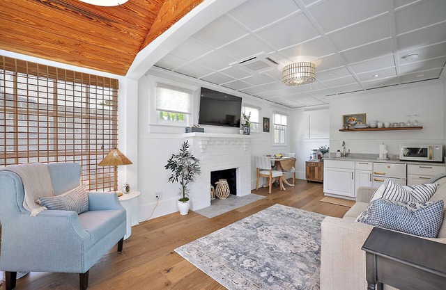 1 min walk to Downtown! Outdoor Patio! 5 star luxury! Golf Cart Rental!