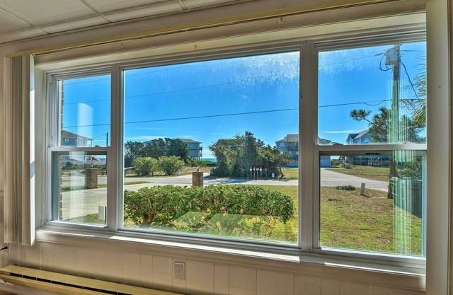 ‘1 Ocean Fun:' Emerald Isle Apt, Steps to Beaches!