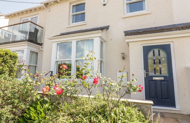 1 ORCHARD COTTAGES, pet friendly, with a garden in Salcombe