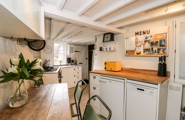 1 PEACOCK COTTAGE, pet friendly, with a garden in Salisbury