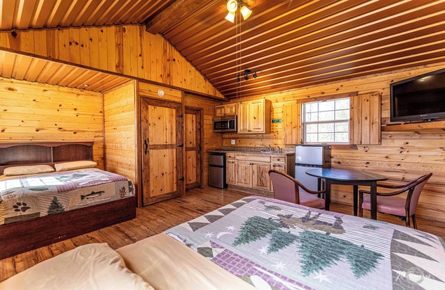 1-room Cabin with 2 beds, Kitchen, Shower, fitness room, laundry, in Big Spring