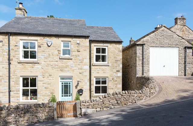 1 SPRINGWATER VIEW, pet friendly, with hot tub in Mickleton, Teesdale