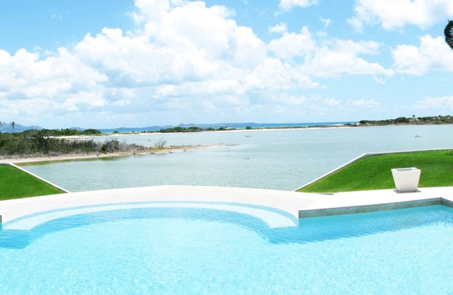 10,000sq ft Villa- 5 Suites, Infinity Pool, West End!