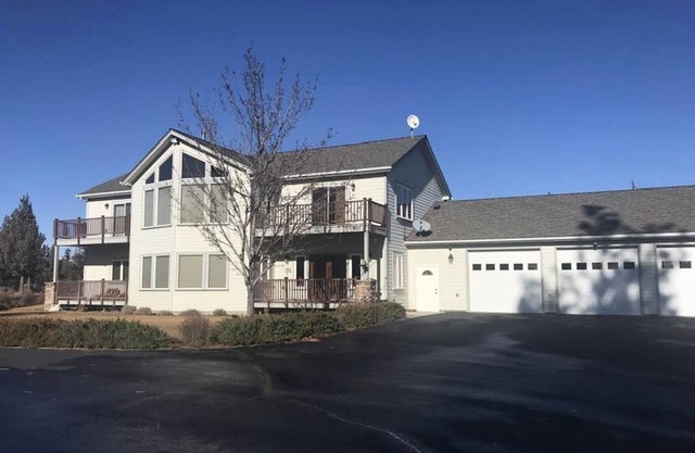 10 acres, killer mountain views, fire pit, sleeps 8 -2 kings -Dog Friendly!